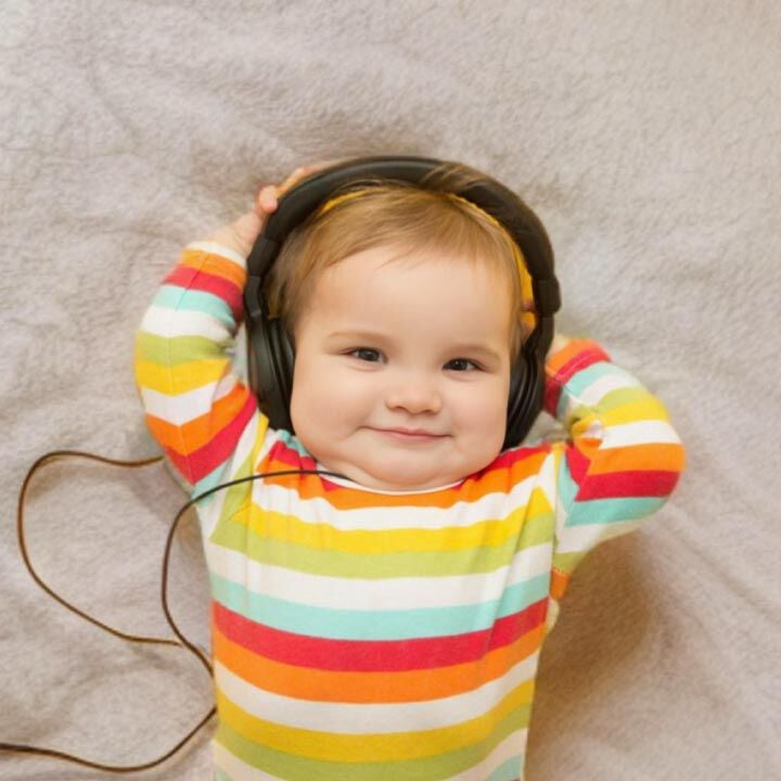 bebé escuchando podcast de maternidad 